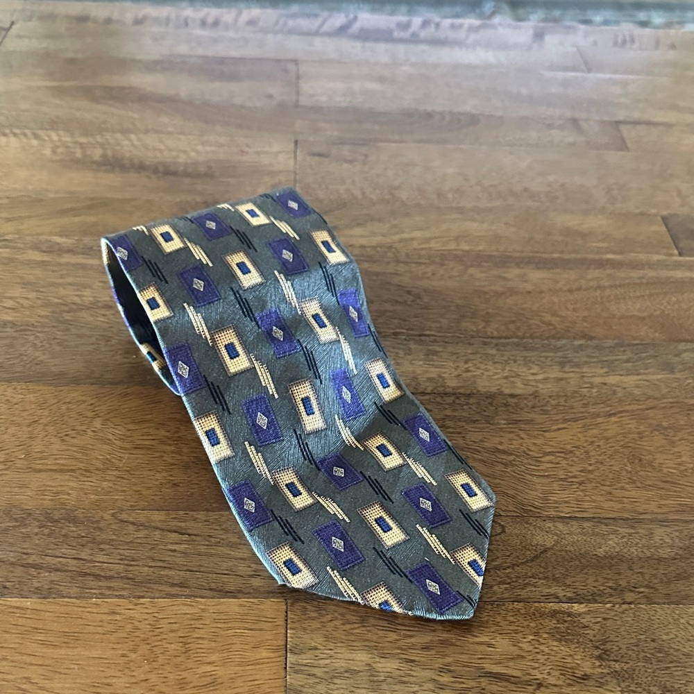 Elegant Tie with Geometric Design in Blue and Gold